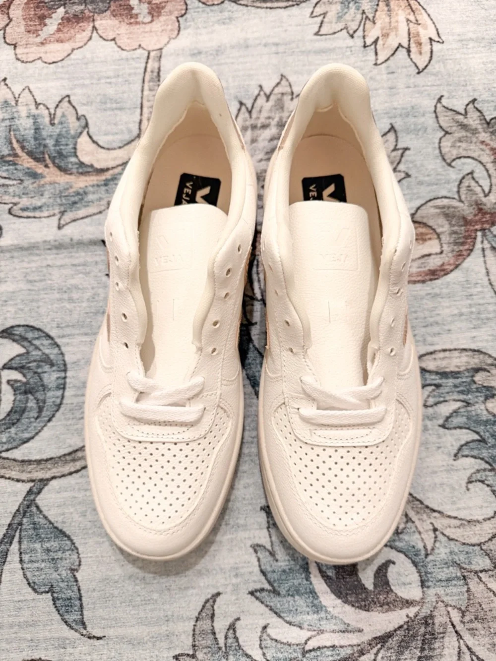 NEW Rare Veja V-10 white gold sneakers smoke/pet free home - Picture 3 of 3